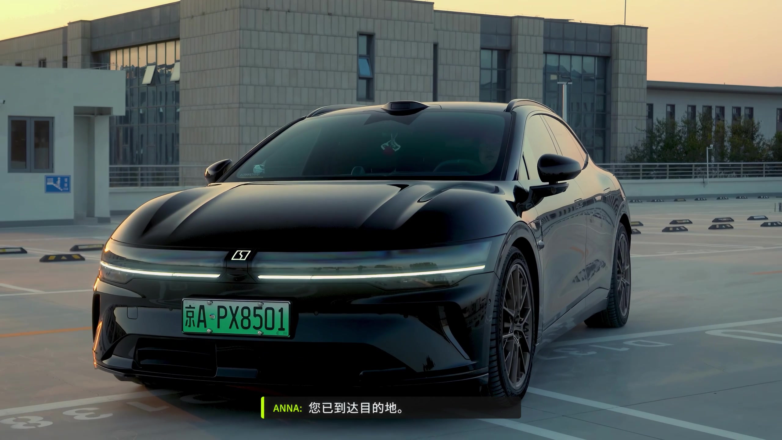 夕阳下的黑色极氪 007 GT，来自个人实拍短片
